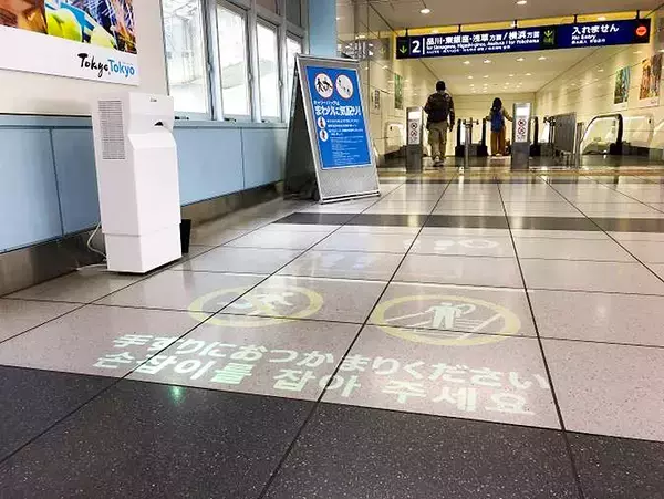 羽田空港国際線ターミナル駅4か所にアニメライティング誘導システム、京急が10/21-11/4実証実験