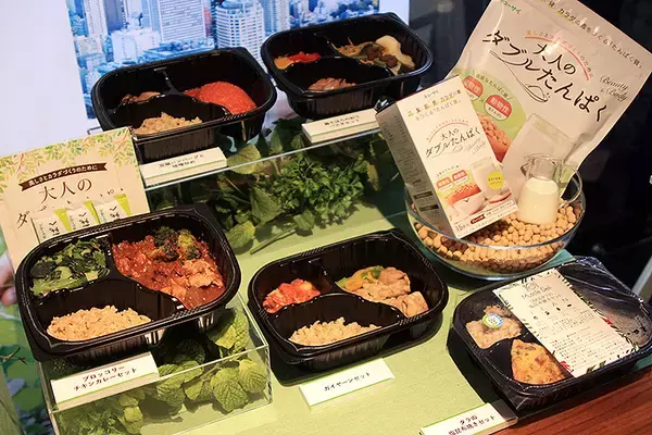 「植物性＋動物性 ダブルたんぱく で美ボディへ！ 人気カフェと筋肉系宅配食に期間限定コラボメニュー 11/7から！」の画像