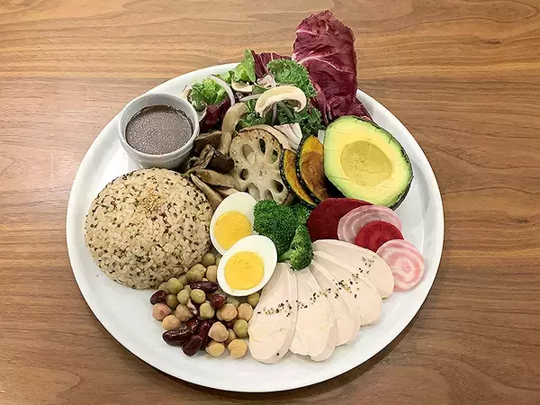 「植物性＋動物性 ダブルたんぱく で美ボディへ！ 人気カフェと筋肉系宅配食に期間限定コラボメニュー 11/7から！」の画像