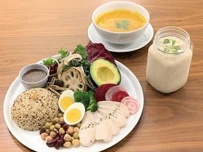 植物性＋動物性 ダブルたんぱく で美ボディへ！ 人気カフェと筋肉系宅配食に期間限定コラボメニュー 11/7から！