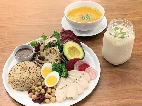植物性＋動物性 ダブルたんぱく で美ボディへ！ 人気カフェと筋肉系宅配食に期間限定コラボメニュー 11/7から！