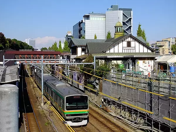 「いまの三角屋根の駅舎は東京オリンピック後に解体し再構築、新しい原宿駅は2020年3月21日から」の画像
