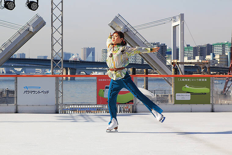 村上佳菜子が海辺の氷上に降臨！ ららぽーと豊洲 パラマウントベッド Sea Sideアイススケートリンクで華麗な舞！