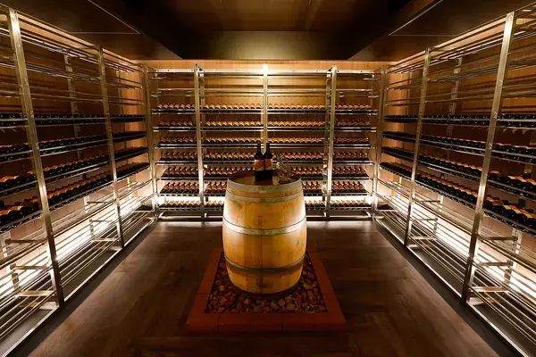 「東京ステーションホテル内の専用セラーでワインを保管　JR東日本「アニバーサリーワイン」事業始まる」の画像