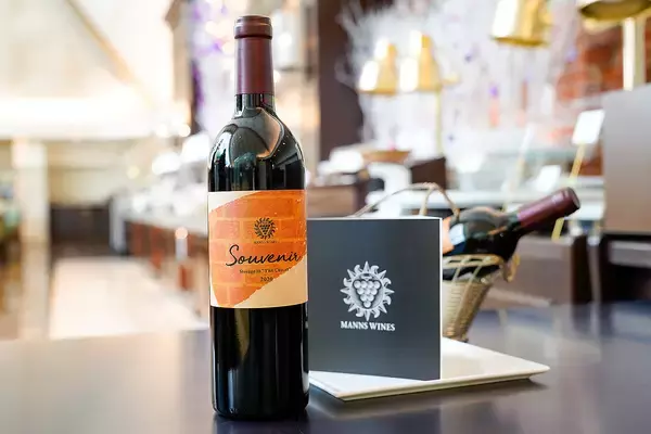 「東京ステーションホテル内の専用セラーでワインを保管　JR東日本「アニバーサリーワイン」事業始まる」の画像