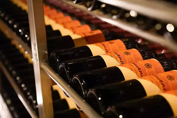 「東京ステーションホテル内の専用セラーでワインを保管　JR東日本「アニバーサリーワイン」事業始まる」の画像