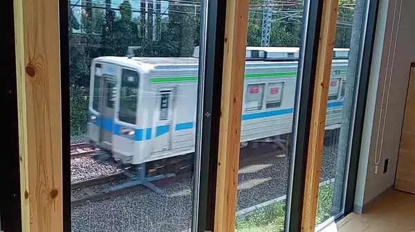 「ポラス ポラテックの最新木造非住宅建築が東武野田線の線路脇にオープン、驚きの防音性 耐震性 シンプル構造 低コスト 短工期！ 道の駅や鉄道駅舎などにも展開めざしSDGs実現に貢献」の画像