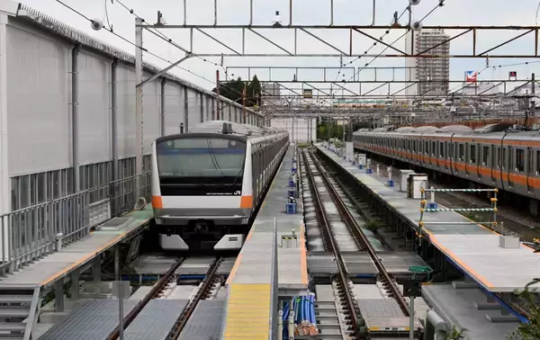 「JR武蔵小金井駅100周年 211系がやってくる！ 普段は入れない検修庫に潜入 撮影会＆入換車両乗車体験を開催（4月8日発売開始）」の画像