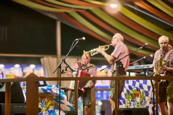 「GW横浜赤レンガ倉庫でドイツフェス！本場のビール＆絶景デイキャンプ、野外シアターなど家族で楽しめるフリューリングスフェスト2026」の画像