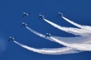 ブルーインパルス展示飛行の場所とタイミングをチェック！2026年秋以降の航空祭・イベント日程　注目は沖縄の「美ら島エアフェスタ」