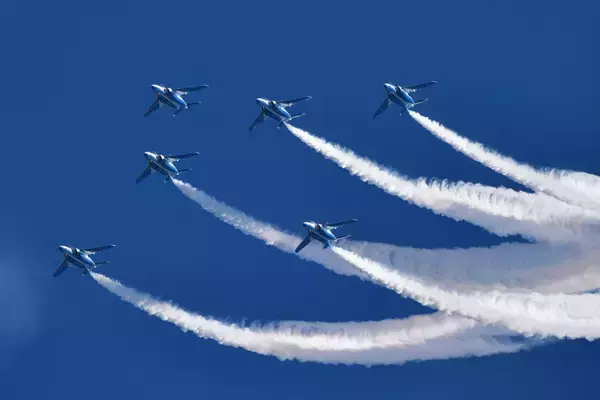 ブルーインパルス展示飛行の場所とタイミングをチェック！2026年秋以降の航空祭・イベント日程　注目は沖縄の「美ら島エアフェスタ」