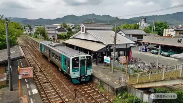「特急列車との交換待ちでした　JR四国高徳線　板東駅（2）【木造駅舎コレクション】121」の画像