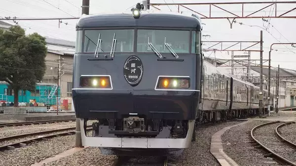 「ウエストエクスプレス銀河」とクハ117形1号車が並ぶ　京都鉄博で3月特別展示