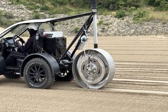 月面探査車用タイヤ 鳥取砂丘「ルナテラス」で走行試験！ ブリヂストンが月面走行のためのタイヤ試験の様子を初公開！