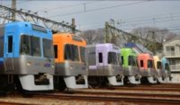 京王井の頭線の「1000系」が30周年！「レインボーカラー7色」が並ぶ初の撮影会、現行塗装「最後の共演」