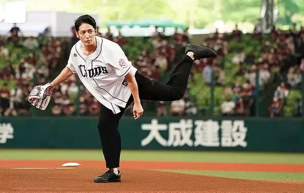 「玉木宏がオージオ×埼玉西武ライオンズ 獅子女デー始球式で豪快直球を披露！ 球場を圧倒、背番号555の意味は？」の画像