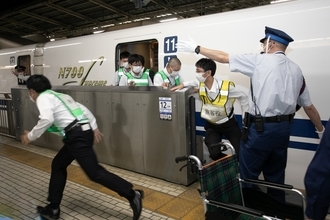 東海道新幹線の異常時対応訓練、今年は「停止位置がずれてもホームドアと乗降扉を開けて乗客を誘導」
