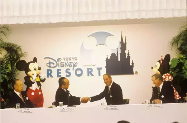 「東京ディズニーシー25周年！開園前の貴重写真でひも解く誕生秘話と「7つの海」が繋いだ四半世紀の歩み、スパークリング・ジュビリー情報も」の画像