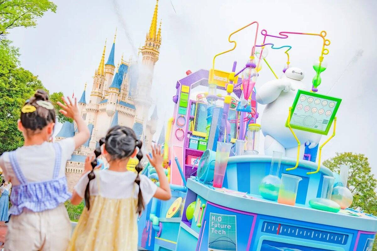 ディズニー×Mrs. GREEN APPLEが2026年もコラボ！ 限定「びしょ濡れ」アトラクションとアクアトピア最後の夏、期間限定パスポートも攻略！