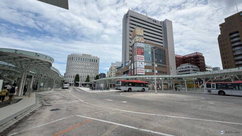 【JR新潟駅】万代広場ペデストリアンデッキ開通でバス・タクシーの「シームレスな乗り換え」が加速！ 2027年春にはいよいよ全面完成へ