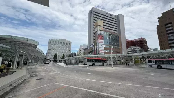 「【JR新潟駅】万代広場ペデストリアンデッキ開通でバス・タクシーの「シームレスな乗り換え」が加速！ 2027年春にはいよいよ全面完成へ」の画像