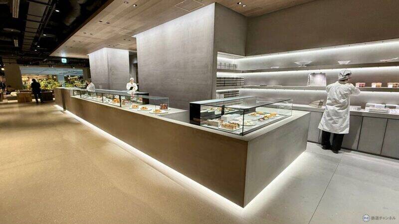 高輪ゲートウェイシティの新エリア「MIMURE」3/28開業、ASAKO IWAYANAGI新業態や究極の牛丼など全22店舗をレポ、都会に“雨”が降る？