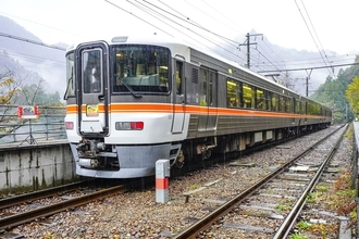 ランキング上位の「秘境駅」を巡れ！373系「飯田線秘境駅号」で楽しむ長大なローカル線