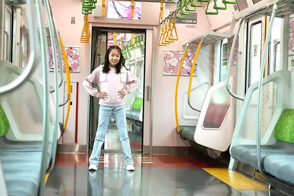 「山手線の車内が“夢の桜”で満開に！4099人の想いを乗せた”Dreamトレイン”運行中、市原隼人やミャクミャクなど著名人11名のメッセージも」の画像
