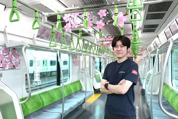 「山手線の車内が“夢の桜”で満開に！4099人の想いを乗せた”Dreamトレイン”運行中、市原隼人やミャクミャクなど著名人11名のメッセージも」の画像