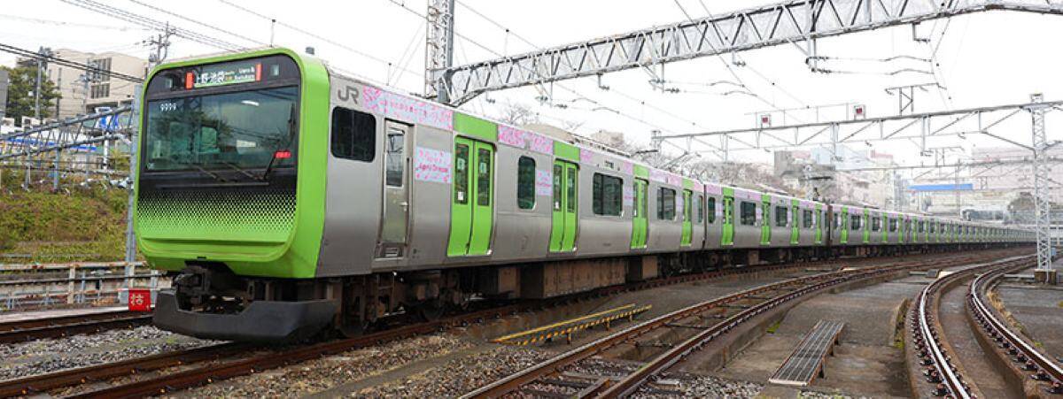 山手線の車内が“夢の桜”で満開に！4099人の想いを乗せた”Dreamトレイン”運行中、市原隼人やミャクミャクなど著名人11名のメッセージも