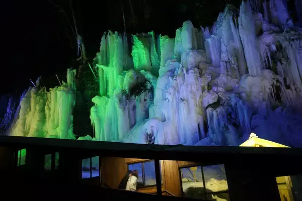 「高さ30mの巨大氷壁が出現！飛騨高山の冬を彩る「氷の渓谷」1月上旬から開催　2月は幻想的な夜間ライトアップも」の画像