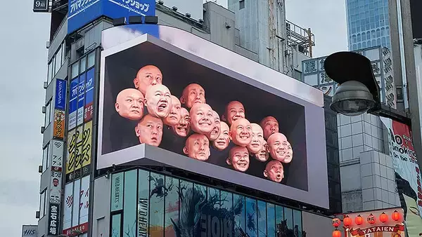 3/4よる放送「R-1グランプリ2023」その歴代優勝者が新宿駅前や六本木駅をジャック！ 巨大3Dフェイスや優勝時の感動の瞬間映像は、思わず撮りたくなる衝撃度！