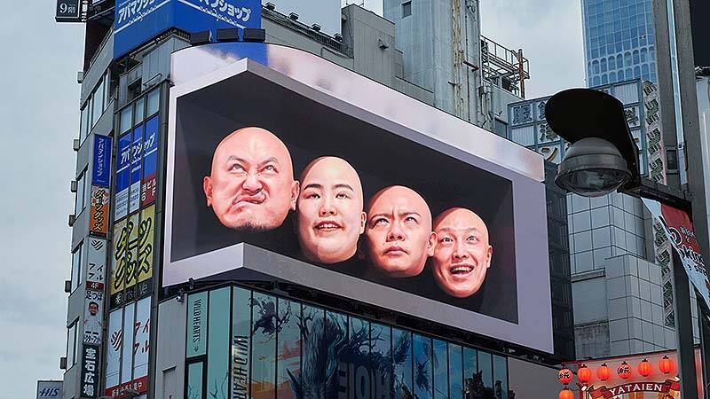3/4よる放送「R-1グランプリ2023」その歴代優勝者が新宿駅前や六本木駅をジャック！ 巨大3Dフェイスや優勝時の感動の瞬間映像は、思わず撮りたくなる衝撃度！