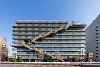 品川駅高輪口に次世代オフィス「Ave.Takanawa」開業！ 象徴的な大階段と屋外テラスあり「まちのようなオフィス」が品川の新ランドマークに