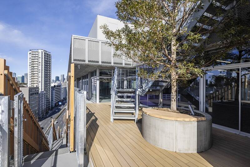 品川駅高輪口に次世代オフィス「Ave.Takanawa」開業！ 象徴的な大階段と屋外テラスあり「まちのようなオフィス」が品川の新ランドマークに