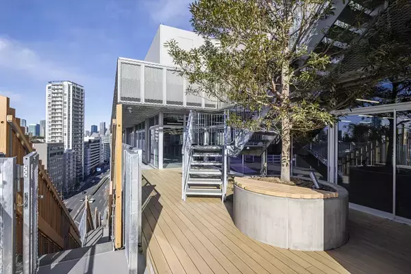 「品川駅高輪口に次世代オフィス「Ave.Takanawa」開業！ 象徴的な大階段と屋外テラスあり「まちのようなオフィス」が品川の新ランドマークに」の画像