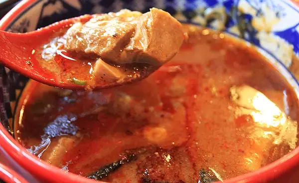 「三田製麺所 夏の新作「黄金灼熱つけ麺」が超絶ヤバいのに大汗かいて旨い！ 激辛マニアの激戦舞台最前線はいまここ」の画像