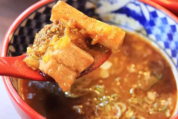 「三田製麺所 夏の新作「黄金灼熱つけ麺」が超絶ヤバいのに大汗かいて旨い！ 激辛マニアの激戦舞台最前線はいまここ」の画像