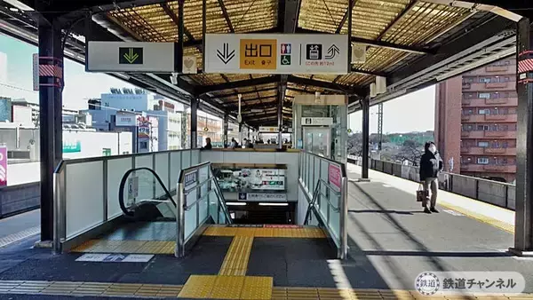 「高架ホームの真下に環状八号線【駅ぶら】06京王電鉄439　井の頭線70」の画像