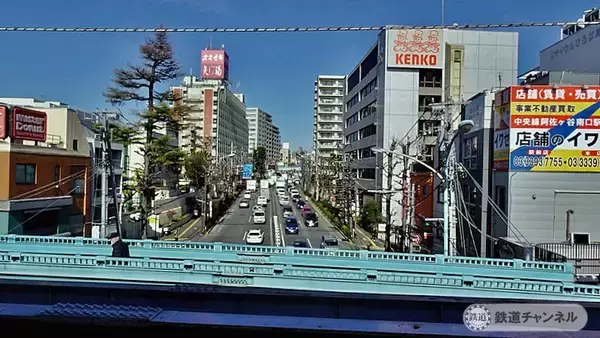 「高架ホームの真下に環状八号線【駅ぶら】06京王電鉄439　井の頭線70」の画像