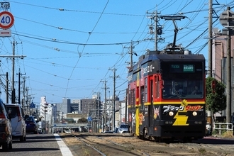 バレンタインに「ブラックサンダーまみれ」の路面電車が走る！？ 車内では食べ放題＆特別な体験企画　2/14・15開催