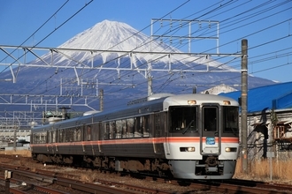 走る物産展か！御殿場線のグルメ列車「マルシェトレイン御殿場2025」11/30運行　373系が特別ヘッドマークで登場（静岡・神奈川）