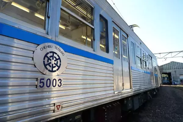 「都営三田線6000系が秩父鉄道でよみがえる！”正面装飾を外し赤帯･青帯を再現”し運行、記念乗車券・撮影会も」の画像