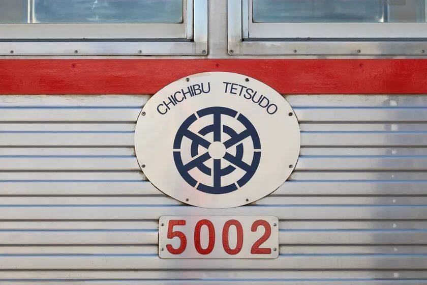 都営三田線6000系が秩父鉄道でよみがえる！”正面装飾を外し赤帯･青帯を再現”し運行、記念乗車券・撮影会も