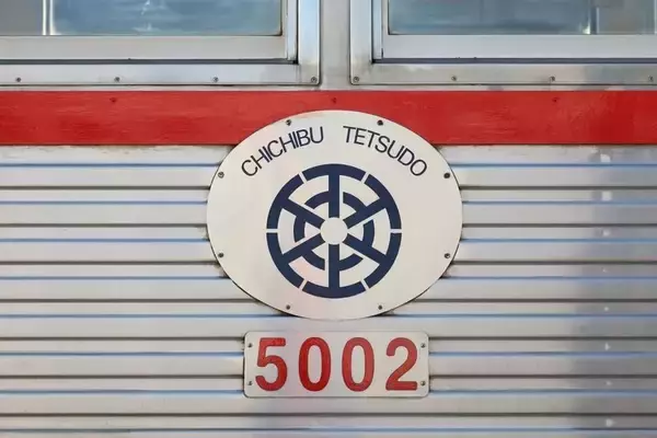「都営三田線6000系が秩父鉄道でよみがえる！”正面装飾を外し赤帯･青帯を再現”し運行、記念乗車券・撮影会も」の画像