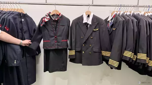 「【2026年最新】羽田空港のJAL工場見学「JAL SKY MUSEUM」完全ガイド！ 大迫力の格納庫や歴代制服、激戦必至な予約のコツとは？」の画像