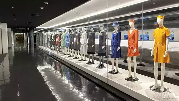 「【2026年最新】羽田空港のJAL工場見学「JAL SKY MUSEUM」完全ガイド！ 大迫力の格納庫や歴代制服、激戦必至な予約のコツとは？」の画像