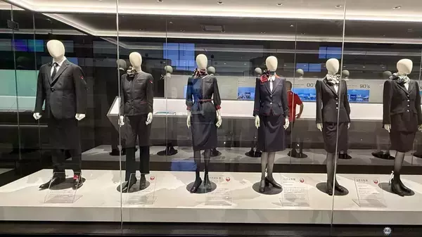 「【2026年最新】羽田空港のJAL工場見学「JAL SKY MUSEUM」完全ガイド！ 大迫力の格納庫や歴代制服、激戦必至な予約のコツとは？」の画像