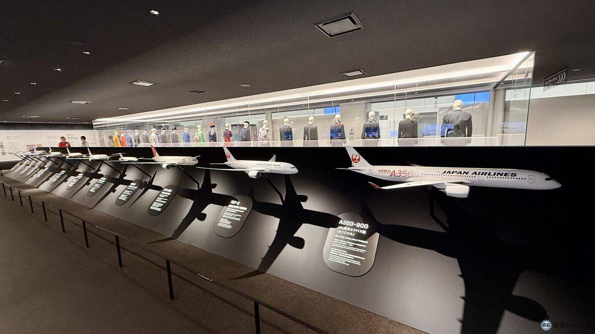 【2026年最新】羽田空港のJAL工場見学「JAL SKY MUSEUM」完全ガイド！ 大迫力の格納庫や歴代制服、激戦必至な予約のコツとは？