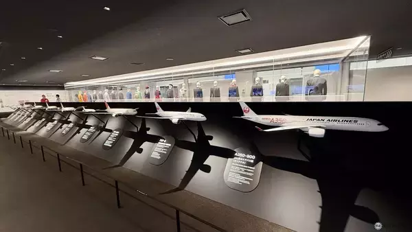 「【2026年最新】羽田空港のJAL工場見学「JAL SKY MUSEUM」完全ガイド！ 大迫力の格納庫や歴代制服、激戦必至な予約のコツとは？」の画像